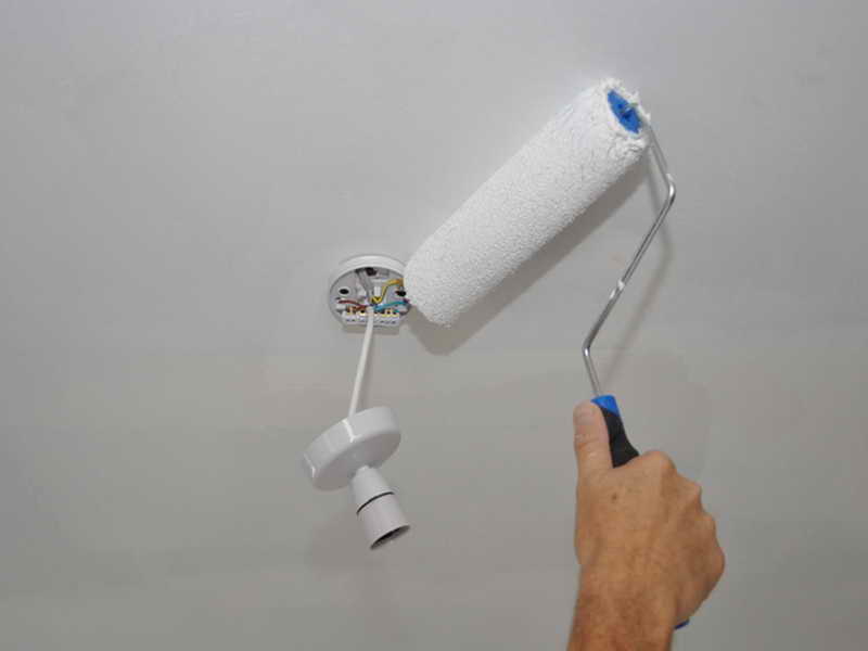 Как побелить потолок своими руками водоэмульсионной краской?